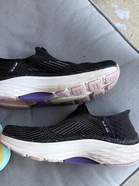 Sketchers Slip-On Women's Black Knit Sneakers with Pink Accents. size 8.5